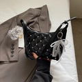 Sac hobo matelassé noir avec clous argentés et breloque perle et nœud - Noir Avec Pendentif