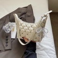Sac hobo blanc cassé matelassé avec perles en métal et breloque noeud en dentelle - Blanc Cassé Avec Pendentif