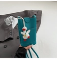 Dettaglio borsa per cellulare blu ciano con ciondolo a forma di papera e trama a grana litchi - Blu (Con Ciondolo)