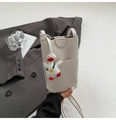 Dettaglio borsa a tracolla color crema con texture martellata e ciondolo a forma di papera - Bianco Sporco (Con Ciondolo)