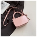 Borsa a mano in pelle rosa lucida con ciondolo di perle e tracolla su giacca - Rosa Senza Ciondolo