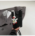 Dettaglio della mini borsa porta cellulare in pelle nera con ciondolo a forma di papera - Nero (Con Ornamento)