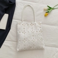 Sac cabas en dentelle blanche avec broderie florale et sequins sur fond épuré - Style 1