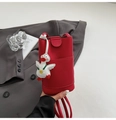 Dettaglio borsa a tracolla rossa in pelle litchi con ciondolo a forma di papera bianca - Rosso (Con Ornamento)