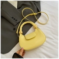 Modische gelbe Halbmond-Tasche aus PU-Leder mit silbernem Logo und Schultergurt - Gelb