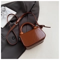 Elegante borsa in ecopelle marrone caramello con manico ad arco e ciondolo di perline - Caffè Senza Ciondolo