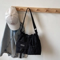 Borsa a tracolla nera con coulisse e tasche tattiche utility in tessuto di nylon - Nero