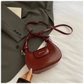 Dunkelweinrote Halbmond Handtasche aus glänzendem Leder mit verstellbarem Riemen - Rot