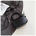 Borsa nera lucida con ciondolo di perline, tracolla versatile e manico superiore - Nero