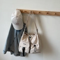 Borsa a tracolla beige con coulisse, grande capacità e tasche cargo funzionali - Bianco Sporco