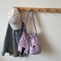 Borsa a tracolla lilla con coulisse e tasche multiple con cinturino regolabile - Viola