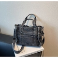 Donkergrijze denim crossbodytas van gewassen spijkerstof met vintage klinknagels - Zwart