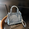 Sac fourre-tout en denim bleu clair avec rivets métalliques et bandoulière amovible - Bleu clair