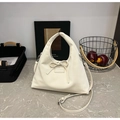 Minimalistische crèmewitte crossbody tas met elegant strikdetail en smalle schouderriem - Off-wit