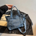 Lichtblauwe denim shopper met vintage klinknagels en brede verstelbare schouderriem - Vintage Blauw