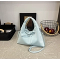 Minimalistische lichtblauwe crossbodytas met strikdetail en zilverkleurig beslag - Blauw