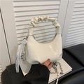 Sac nuage chic de couleur crème avec poignée plissée et pompon en perles et dentelle - Blanc Avec Pendentif