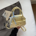 Hellgelbe Handtasche mit Schleife, Spitzenbesatz und blauem Karoband-Detail - Gelb