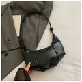 Borsa a gnocco nera minimalista in ecopelle plissettata con tracolla a nodo decorativo - Nero