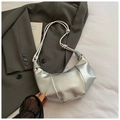 Borsa a spalla a mezzaluna argento metallizzato con trama plissettata e tracolla - Argento