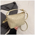 Dettaglio della borsa in pelle intrecciata beige con cerniera dorata e tracolla - Verde