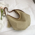 Französische Stroh-Umhängetasche in Beige mit braunem Lederriemen und Holzperlen-Quaste - Gebrochenes Weiß