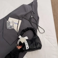 Elegante bolso de mano negro plisado con estampado numérico, encaje y corazón perla - Negro Con Colgante