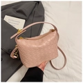 Dettaglio della borsa rosa in pelle intrecciata con cerniere e ganci in metallo oro - Rosa