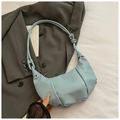 Borsa a mezzaluna in pelle plissettata azzurra con tracolla a nodi per l'estate - Blu