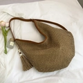 Braune geflochtene Hobo-Tasche mit Lederbesatz und Fransen-Anhänger auf Stoff - Khaki