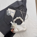 Mini bolso blanco fruncido con cadena plateada y colgante de corazón con perlas - Blanco Roto Con Colgante