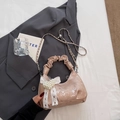 Bolso rosa plisado con lazo de encaje y cadena sobre blazer gris - Rosa Con Colgante