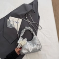 Bolso de mano plateado plisado con cadena, colgante de corazón y estampados - Plata con colgante