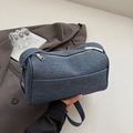 Schultertasche mit blauer Denim-Textur, verstellbarem Riemen und silbernem Reißverschluss - Dunkelblau