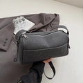 Dunkelgraue Vintage-Pillow-Bag aus strukturiertem Denim-Stoff mit silbernem Reißverschluss - Schwarz