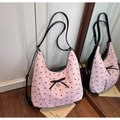 Sac bandoulière rose avec motifs de nœuds noirs et pendentif en forme de cœur - Rose