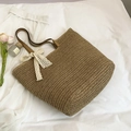 Bolso tote de paja tejida a mano caqui oscuro con asas de cuero marrón y lazo de encaje - Caqui