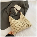 Handgefertigte Häkeltasche in Creme-Weiß mit dunklen Holzperlengriffen im Vintage-Stil - Gebrochenes Weiß