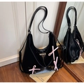 Sac hobo noir brillant avec nœuds en satin rose et détails de cœurs argentés - Noir Soyeux