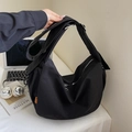 Detalle de bolso bandolera de lona negra con cremallera y correa ancha ajustable - Grande / Negro