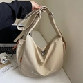 Detalle del bolso hobo de lona beige con correa ancha y detalle de cordón decorativo - Grande / Caqui