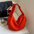Detalle del bolso hobo de lona naranja brillante con texto bordado en la base - Grande / Naranja