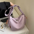 Detalle del bolso de lona morado en forma de media luna con hebilla y cremallera - Grande / Morado