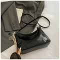 Detail der glänzenden schwarzen Tote Bag mit silbernem M-Logo und Tennisschläger-Anhänger - Mit Ornament / Schwarz