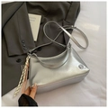 Detail der silbernen Halbmond-Tasche aus PU-Leder mit Knitteroptik und gestreiftem Schal - Mit Ornament / Silber