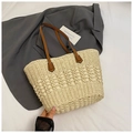 Detalle del bolso tote de paja beige con tejido calado y asas de cuero marrón - Beige