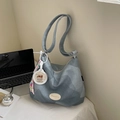 Bolso tote grande con estampado azul, logo Banatu y colgante de Capybara - Blanco Roto Con Colgante