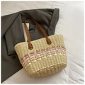 Detalle de bolso tote de paja tejida con patrones ondulados rosas y correas de cuero - Rosa y Beige