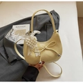 Détail du sac croissant jaune clair avec nœud en dentelle et pendentif cœur perlé - Jaune