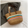 Detalle del bolso tote de paja hecho a mano con rayas de colores y asas de cuero fino - Naranja y Caqui